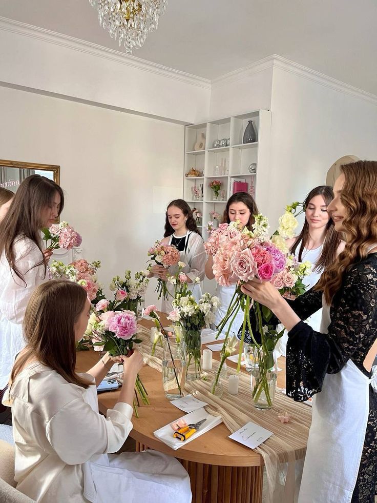 Compoziție florală realizată într-un atelier de florărie